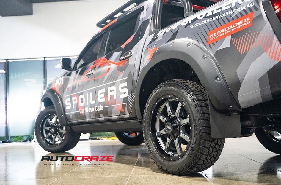 NISSAN NAVARA MO970 GLOSS GREY CENTRE WITH BLACK LIP